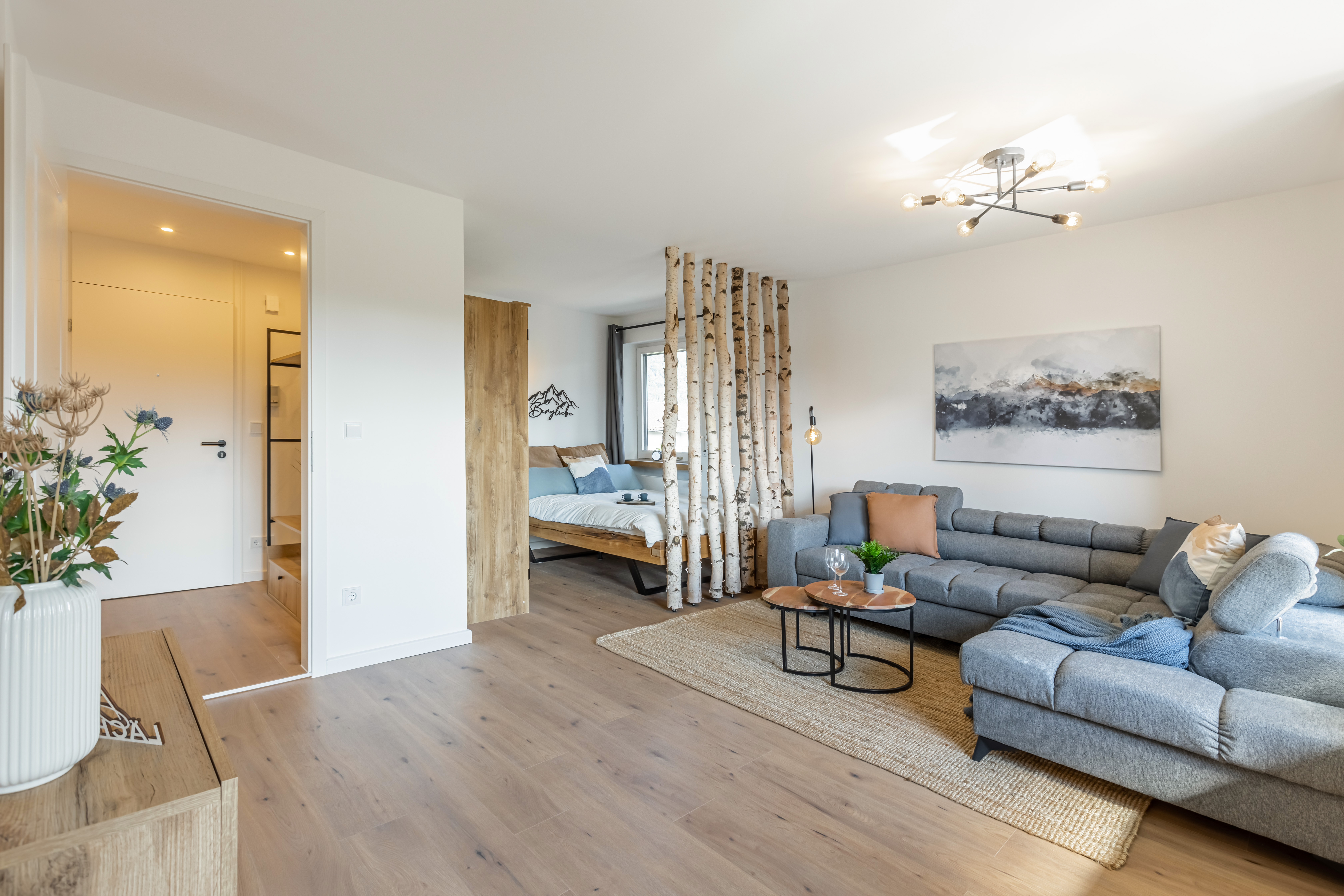 Schlaf- & Wohnraum mit Birkenholz-Raumteiler